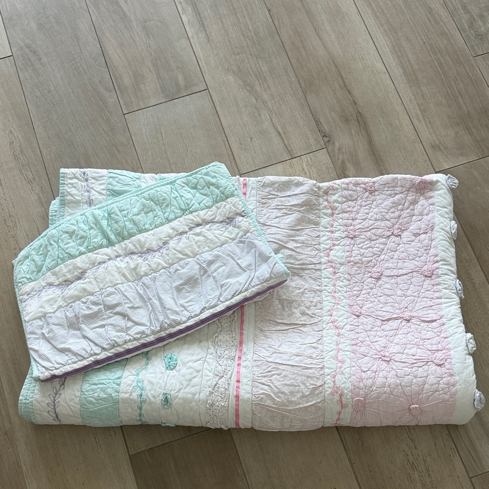 Pottery Barn Pastel Bailey Twin Quilt Set with Sham